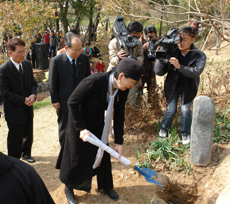 이난영의 히트곡 '목포의 눈물' 노래 가사에 나오는 삼학도의 양지 바른 곳에 어머니를 묻고 따뜻한 흙을 덮고 있는 모습. 